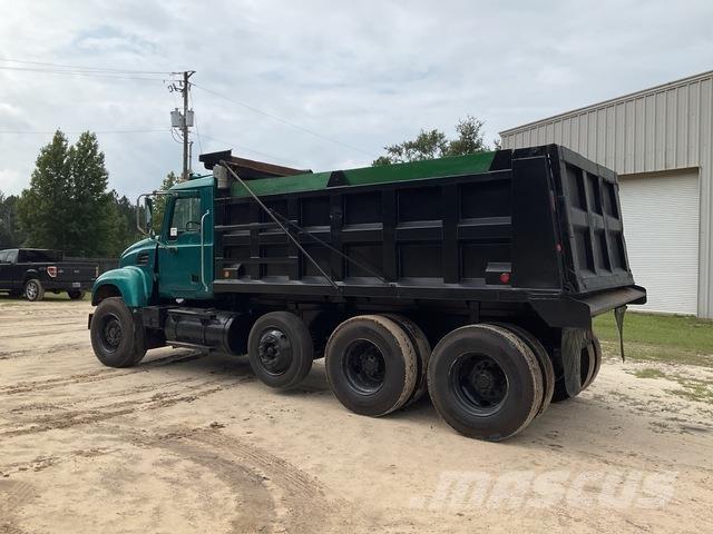 Mack CV700 Savivarčių priekabų vilkikai