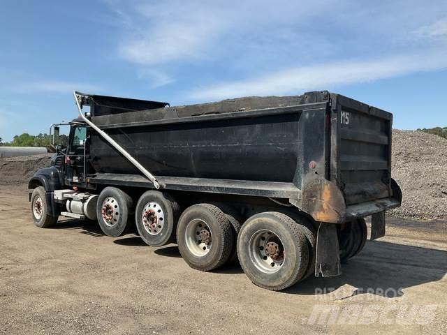 Mack CV713 Savivarčių priekabų vilkikai