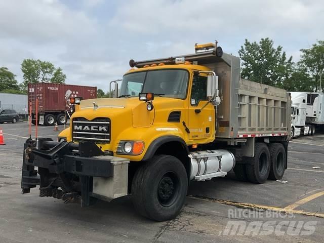 Mack CV713 Savivarčių priekabų vilkikai