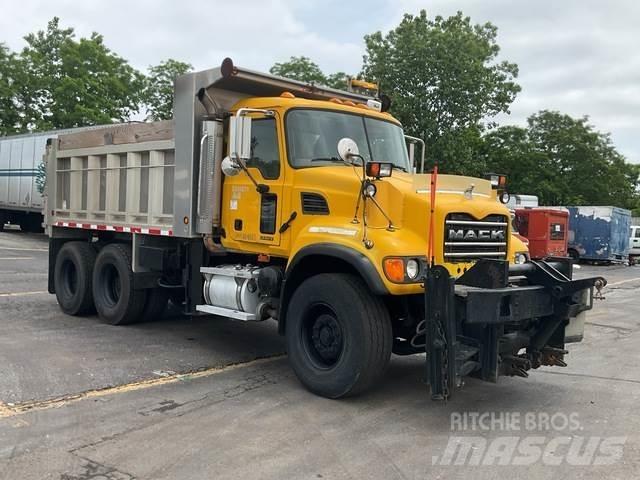 Mack CV713 Savivarčių priekabų vilkikai