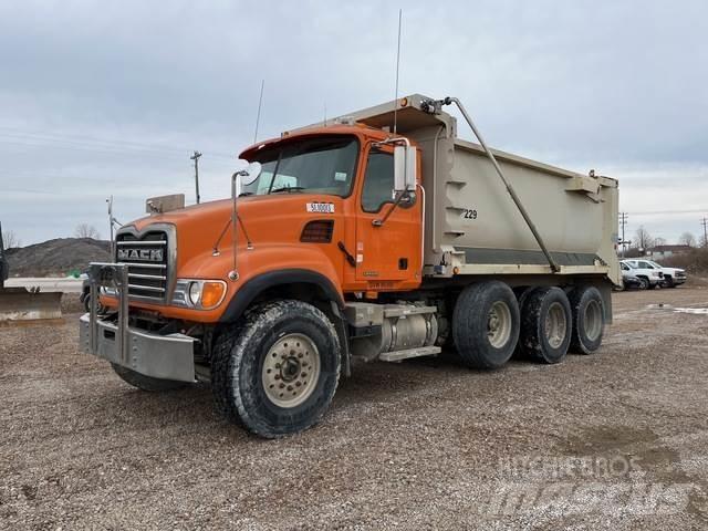 Mack CV713 Savivarčių priekabų vilkikai