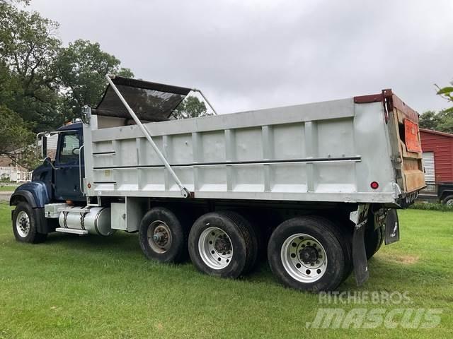 Mack CV713 Savivarčių priekabų vilkikai