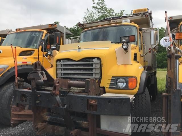 Mack CV713 Savivarčių priekabų vilkikai