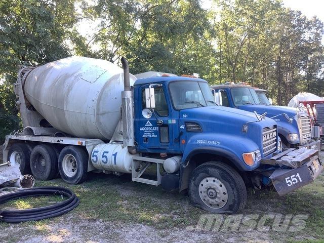 Mack CV713 Savivarčių priekabų vilkikai