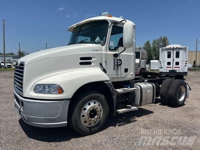 Mack CXU612 Naudoti vilkikai