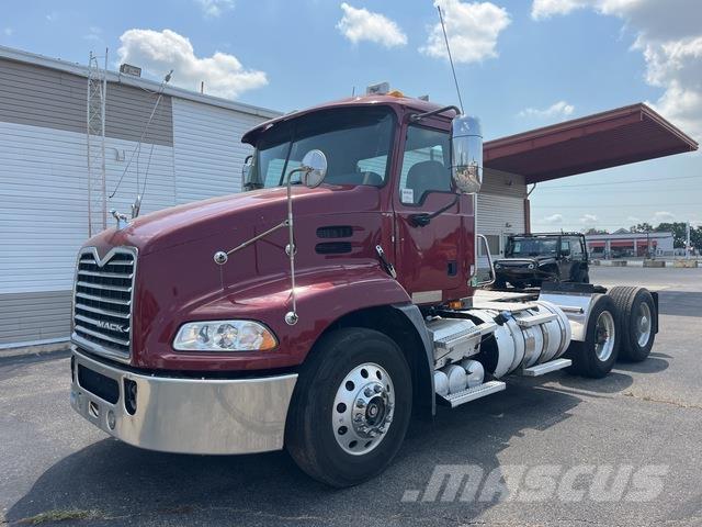 Mack CXU612 Naudoti vilkikai