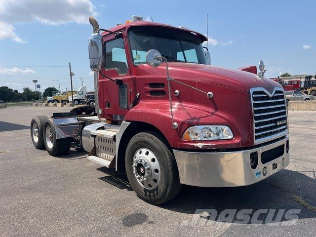 Mack CXU612 Naudoti vilkikai