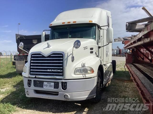 Mack CXU613 Naudoti vilkikai