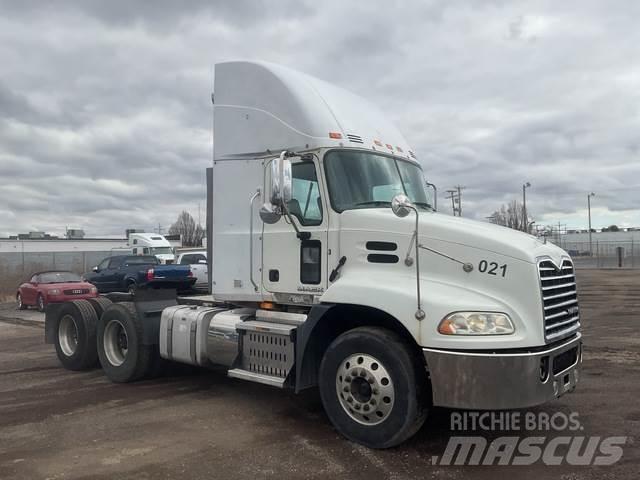 Mack CXU613 Naudoti vilkikai