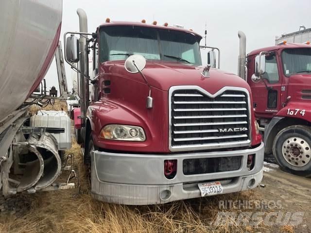 Mack CXU613 Naudoti vilkikai