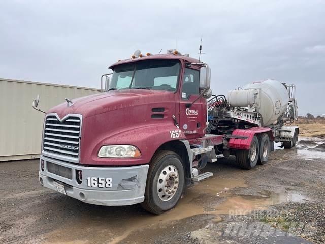 Mack CXU613 Naudoti vilkikai