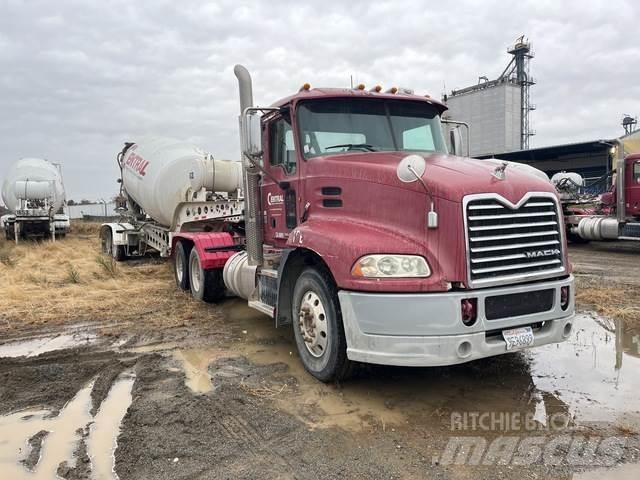 Mack CXU613 Naudoti vilkikai