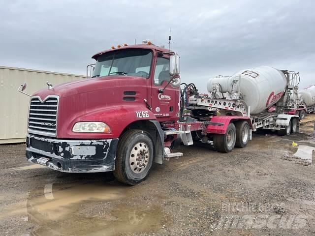 Mack CXU613 Naudoti vilkikai