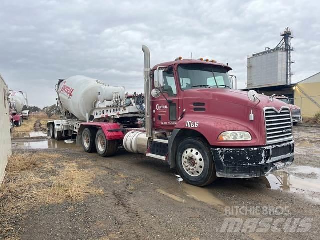 Mack CXU613 Naudoti vilkikai