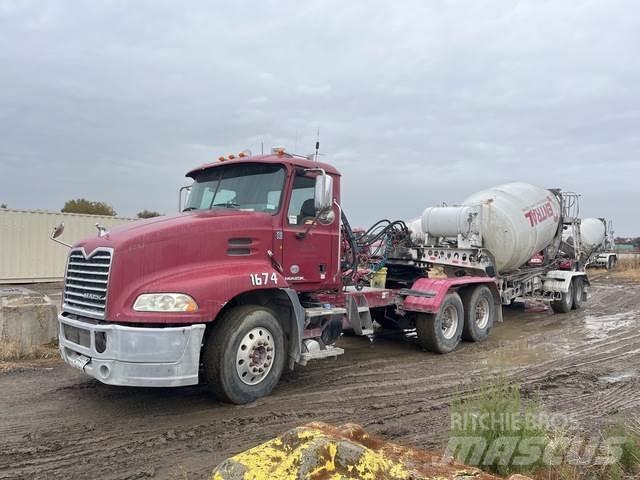 Mack CXU613 Naudoti vilkikai