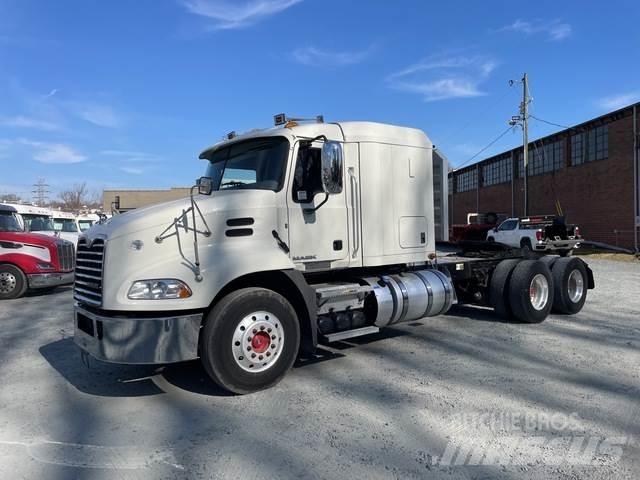 Mack CXU613 Naudoti vilkikai