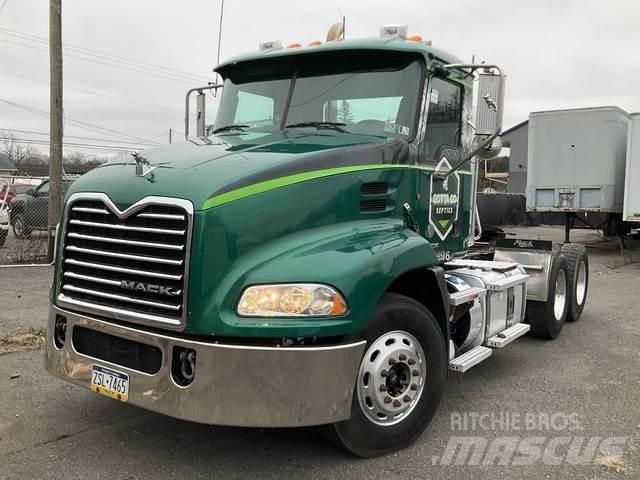 Mack CXU613 Naudoti vilkikai
