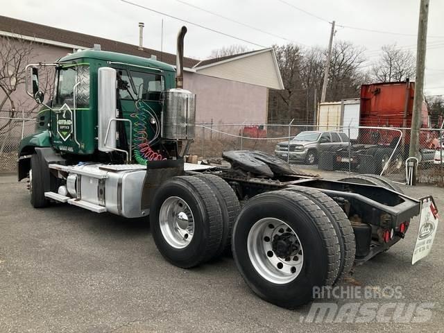 Mack CXU613 Naudoti vilkikai