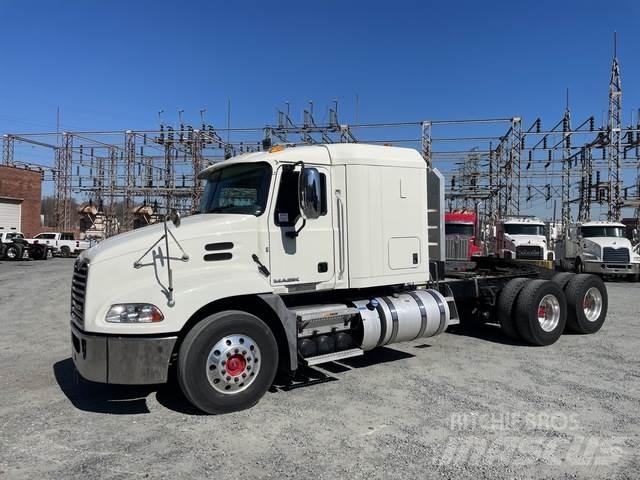 Mack CXU613 Naudoti vilkikai