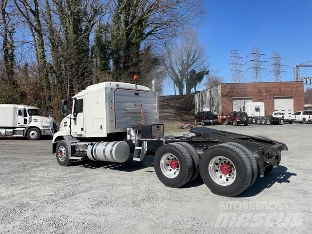 Mack CXU613 Naudoti vilkikai