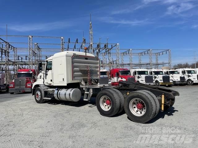 Mack CXU613 Naudoti vilkikai