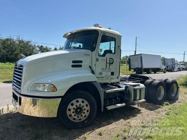 Mack CXU613 Naudoti vilkikai