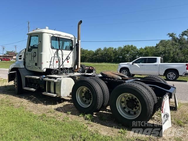 Mack CXU613 Naudoti vilkikai