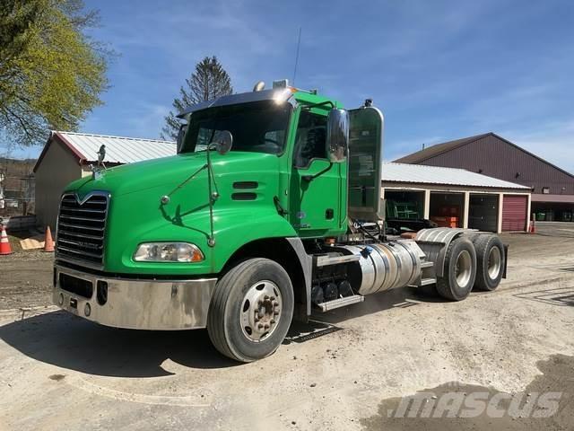 Mack CXU613 Naudoti vilkikai