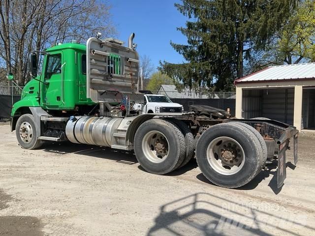 Mack CXU613 Naudoti vilkikai