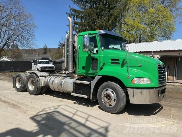 Mack CXU613 Naudoti vilkikai