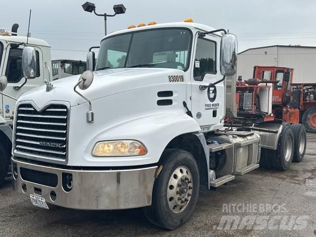Mack CXU613 Naudoti vilkikai