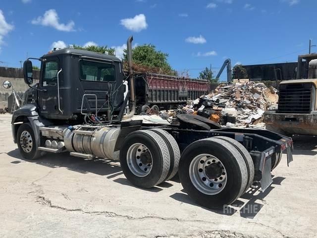 Mack CXU613 Naudoti vilkikai