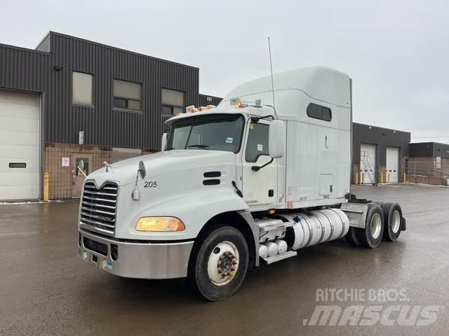 Mack CXU613 Naudoti vilkikai