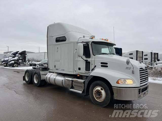 Mack CXU613 Naudoti vilkikai