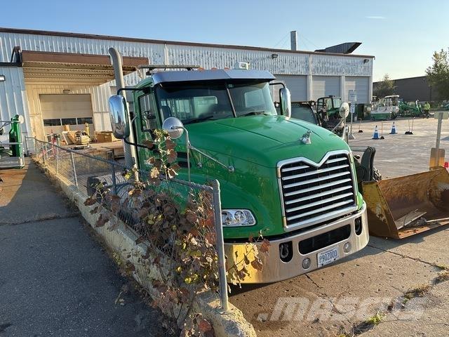Mack CXU613 Naudoti vilkikai