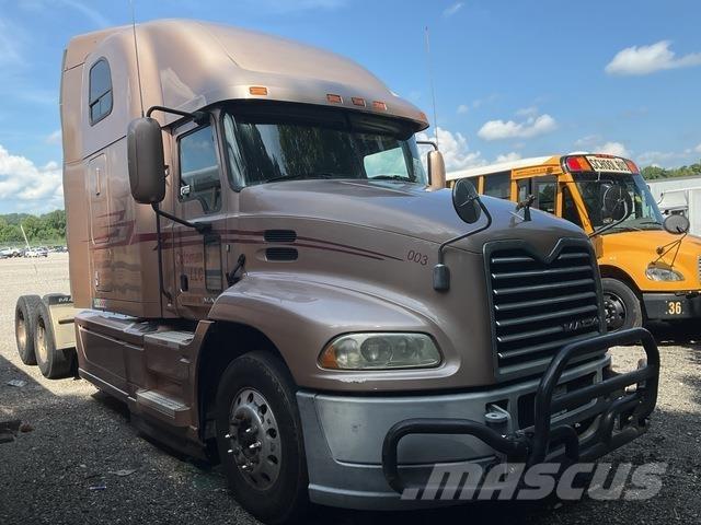 Mack CXU613 Naudoti vilkikai
