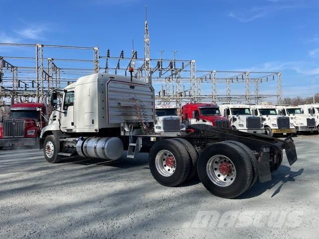 Mack CXU613 Naudoti vilkikai