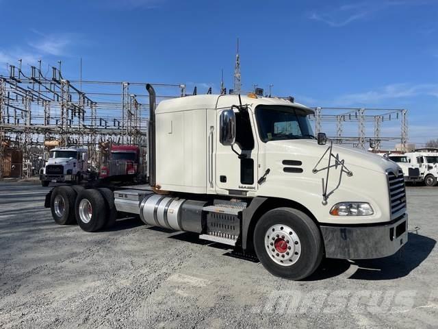Mack CXU613 Naudoti vilkikai