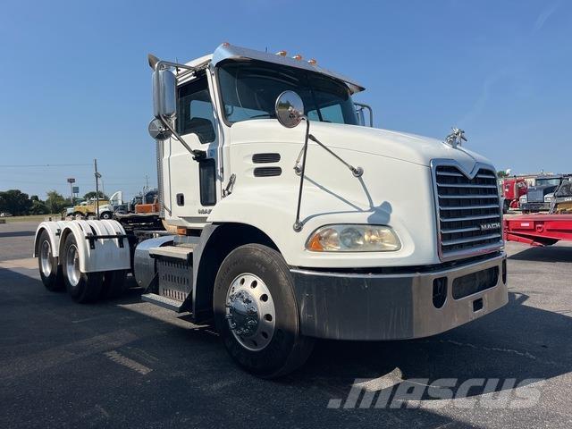 Mack CXU613 Naudoti vilkikai