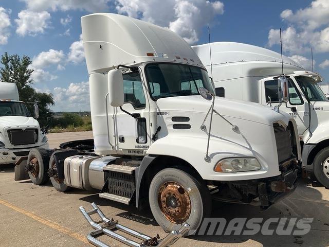 Mack CXU613 Naudoti vilkikai