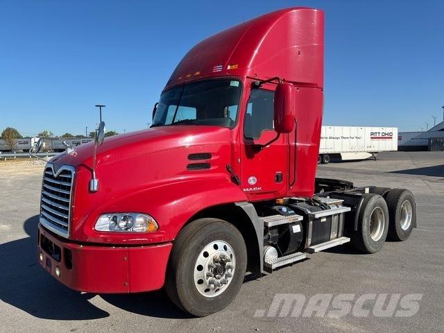 Mack CXU613 Naudoti vilkikai