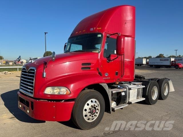 Mack CXU613 Naudoti vilkikai