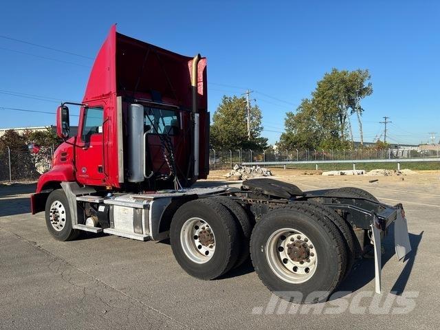 Mack CXU613 Naudoti vilkikai