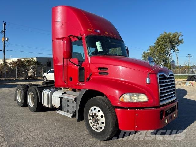 Mack CXU613 Naudoti vilkikai