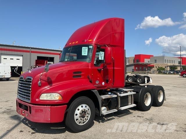 Mack CXU613 Naudoti vilkikai