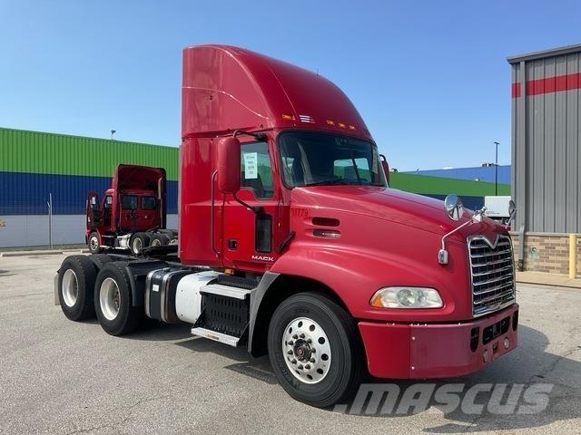 Mack CXU613 Naudoti vilkikai