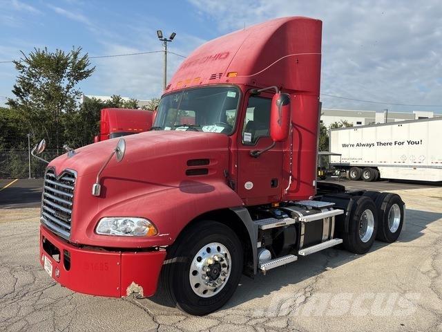 Mack CXU613 Naudoti vilkikai