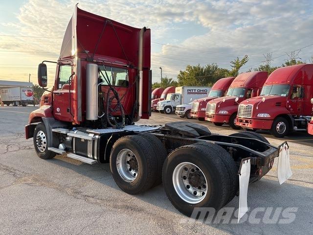 Mack CXU613 Naudoti vilkikai