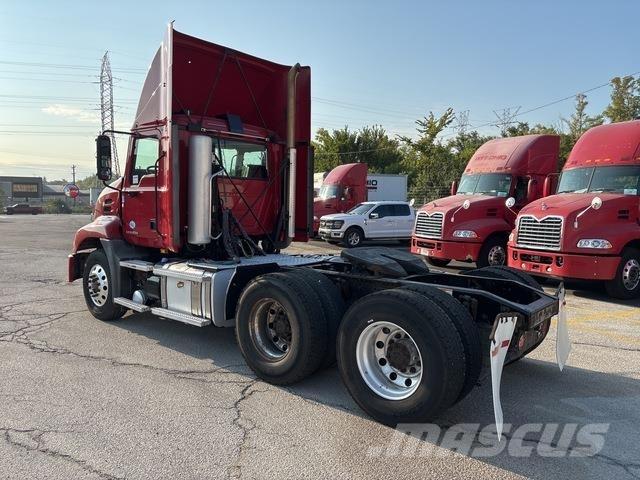 Mack CXU613 Naudoti vilkikai