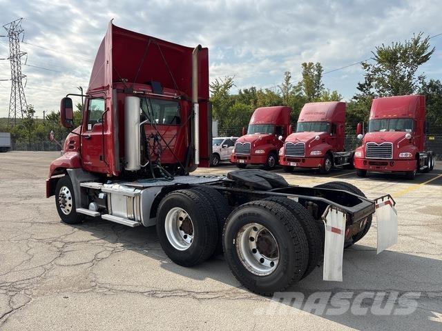 Mack CXU613 Naudoti vilkikai